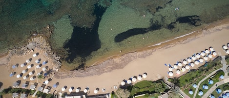 Beach nearby, white sand, beach bar