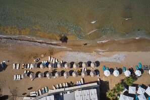In Strandnähe, weißer Sandstrand, Strandbar
