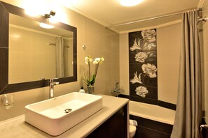 Amenidades de baño gratuitas, secadora de cabello, toallas 
