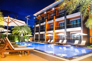 A hotel with a swimming pool, lounge chairs, and umbrellas. - Frank Ao Nang Krabi Resort (Krabi)