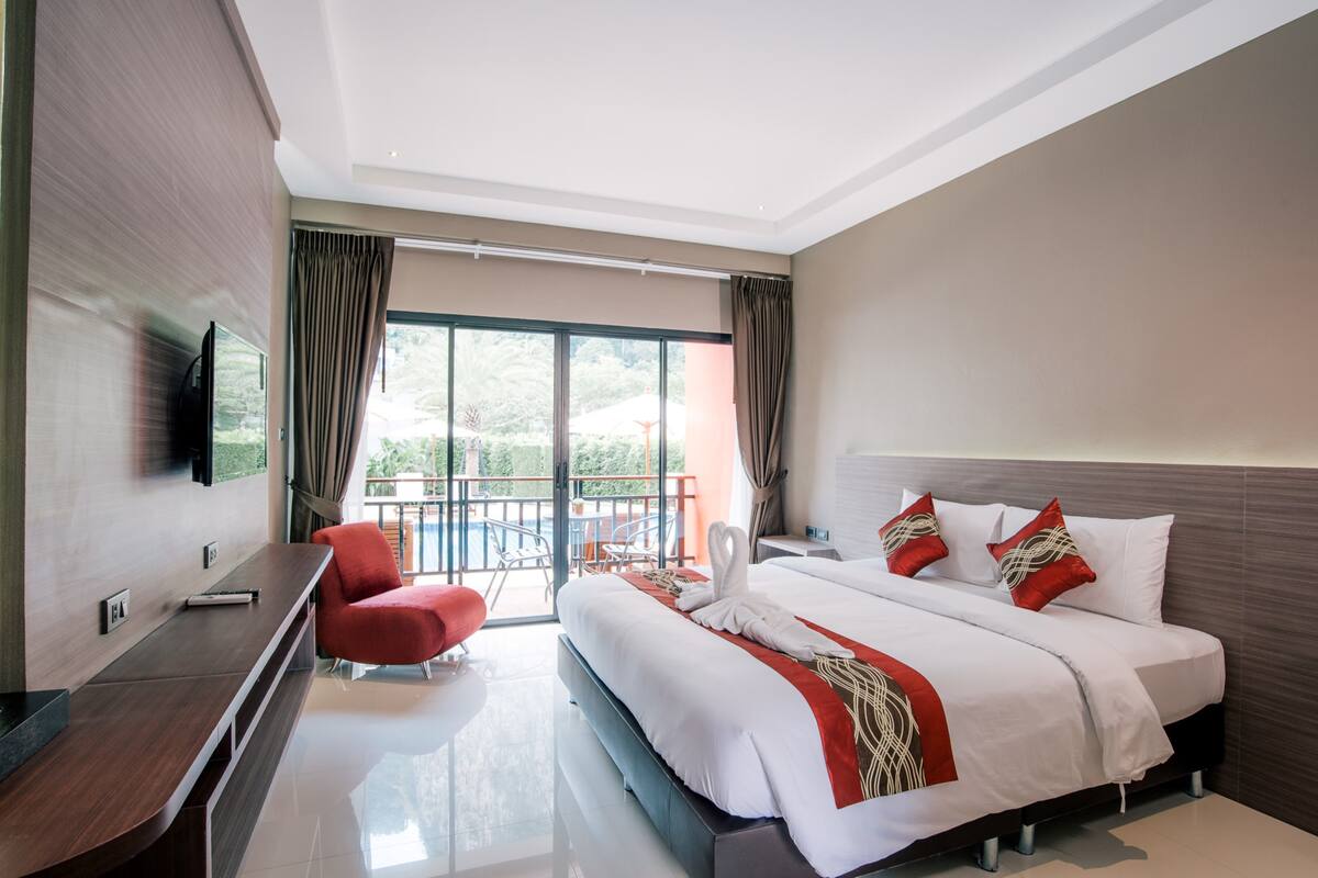 Deluxe Room with Pool Access | มินิบาร์, ตู้นิรภัยในห้องพัก, ผ้าม่านกันแสง, Wi-Fi ฟรี