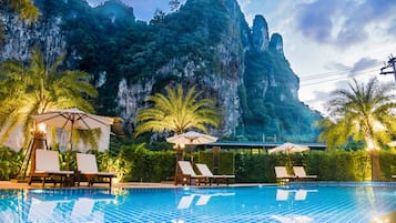 Piscine extérieure, chaises longues