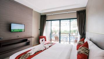 Deluxe Room with Pool Access | Minibaari, tallelokero huoneessa, pimennysverhot, ilmainen Wi-Fi