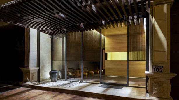 A traditional Japanese-style interior with sliding doors, a stone lantern, and a wooden ceiling. - Pod Labo (Hualien City)