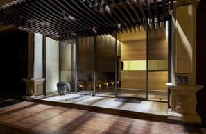 Bagian depan properti - sore/malam