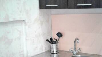 Standard-Apartment, 2 Schlafzimmer | Gemeinschaftsküche | Kühlschrank, Herdplatte, Wasserkocher, Kochgeschirr/Geschirr/Besteck