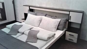 Standard-Apartment, 2 Schlafzimmer | Bügeleisen/Bügelbrett, Zustellbetten, kostenloses WLAN, Bettwäsche