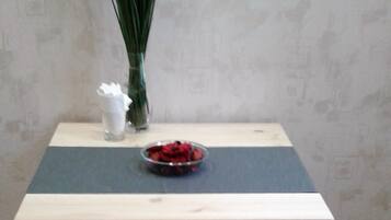 Standard-Apartment, 2 Schlafzimmer | Gemeinschaftsküche | Kühlschrank, Herdplatte, Wasserkocher, Kochgeschirr/Geschirr/Besteck