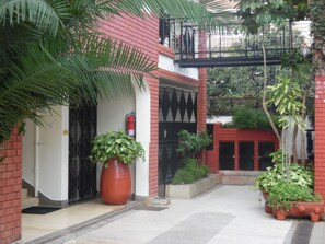 Property entrance - Samra Court (Nairobi)