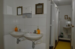 Regadera y amenidades de baño gratuitas 