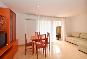 Căn hộ, 1 phòng ngủ | Khu phòng khách | TV màn hình phẳng 32-inch có truyền hình kỹ thuật số, TV