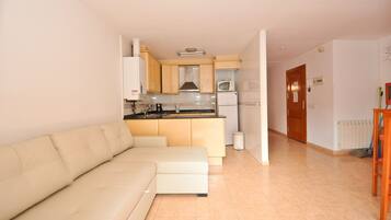 Appartement, 1 chambre | Coin séjour | Télévision à écran plat de 32 pouces avec chaînes numériques, télévision