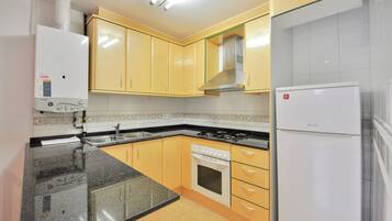 Apartment, 1 Bedroom | Dapur peribadi | Peti sejuk/penyejuk beku saiz penuh, ketuhar gelombang mikro, dapur