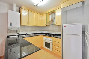 Appartement, 1 chambre | Cuisine privée | Grand réfrigérateur, micro-ondes, plaque de cuisson