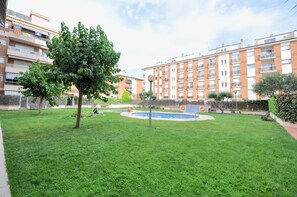 Un patio con piscina, rodeado de edificios de apartamentos.