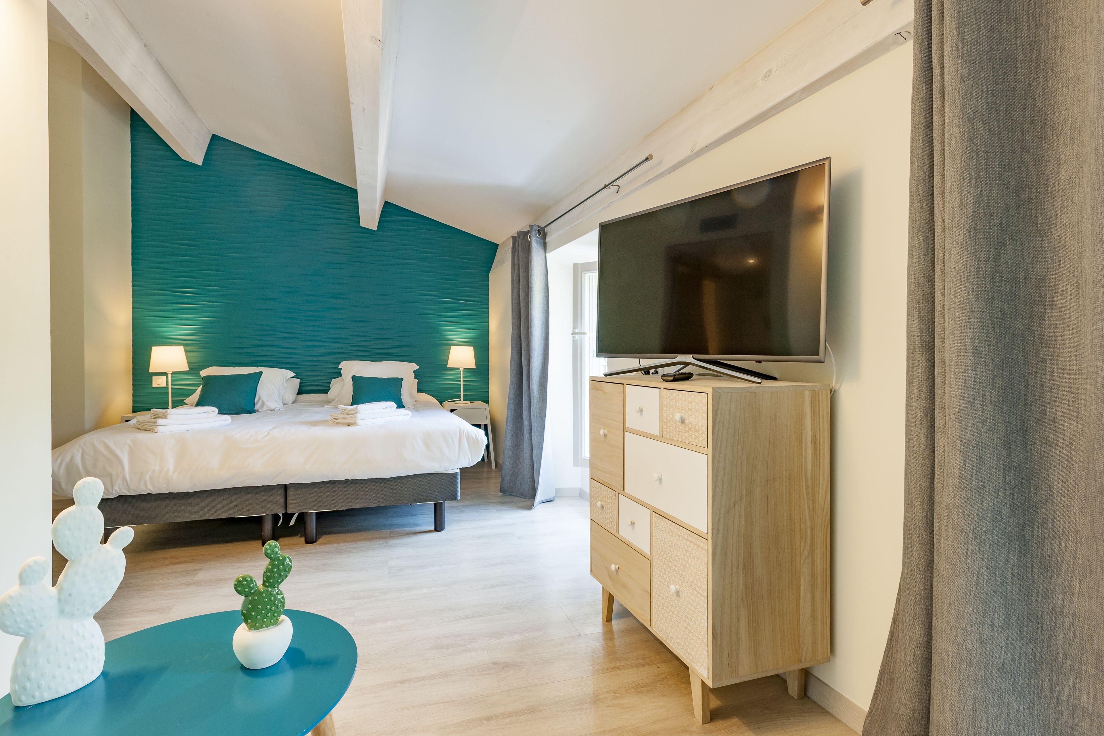 deluxe room | minibar, in-room safe, laptop workspace, blackout curtains