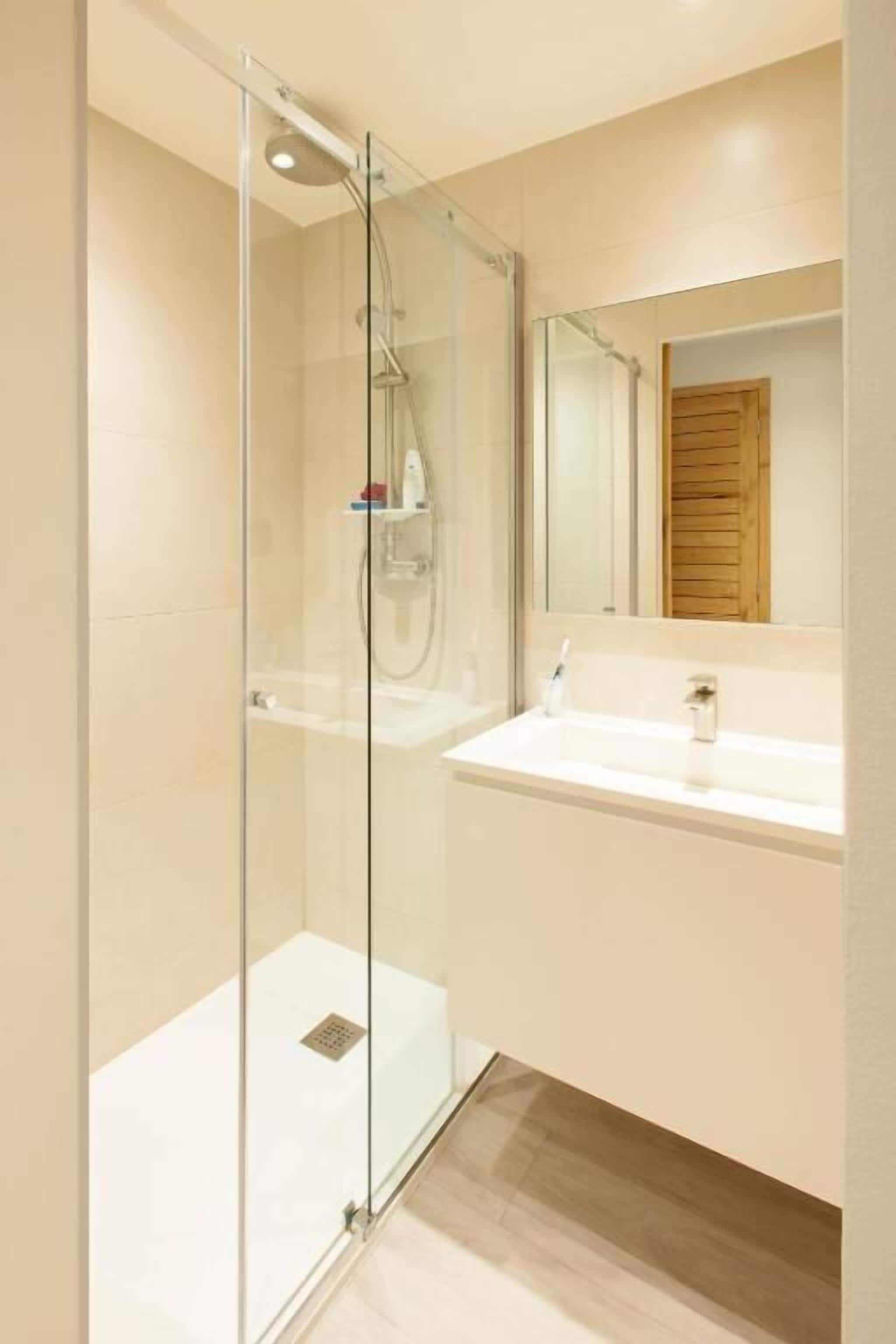 standard double room | bathroom | shower, free toiletries, hair dryer, towels