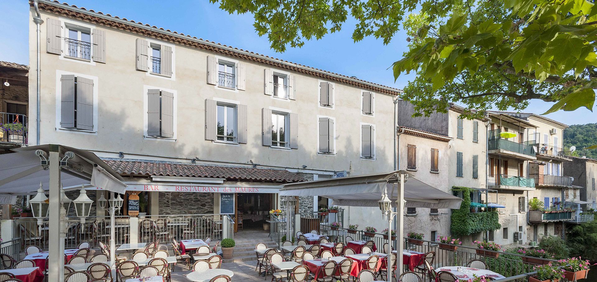 Phục vụ bữa sáng, bữa trưa và bữa tối 