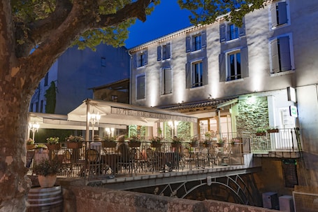 Terraza o patio. Hotel restaurant des Maures