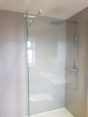 Shower, hair dryer, towels, soap - The Studio (Skegness)