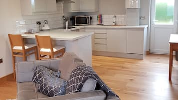 Studio, 1 Bedroom | In-room dining