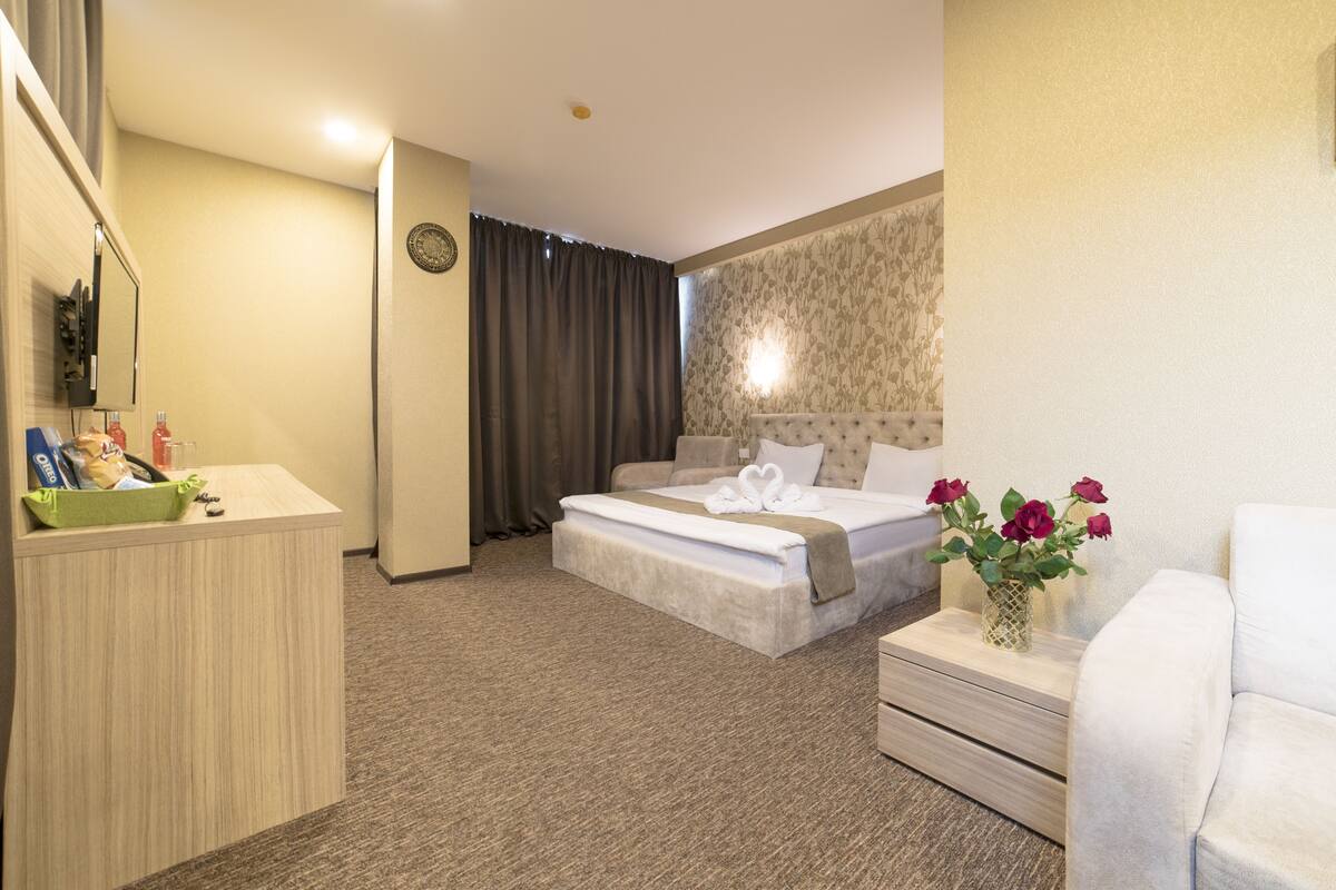 Superior Double Room | Minibar, in-room safe, desk, iron/ironing board