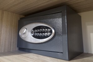 Quarto casal superior | Cofre