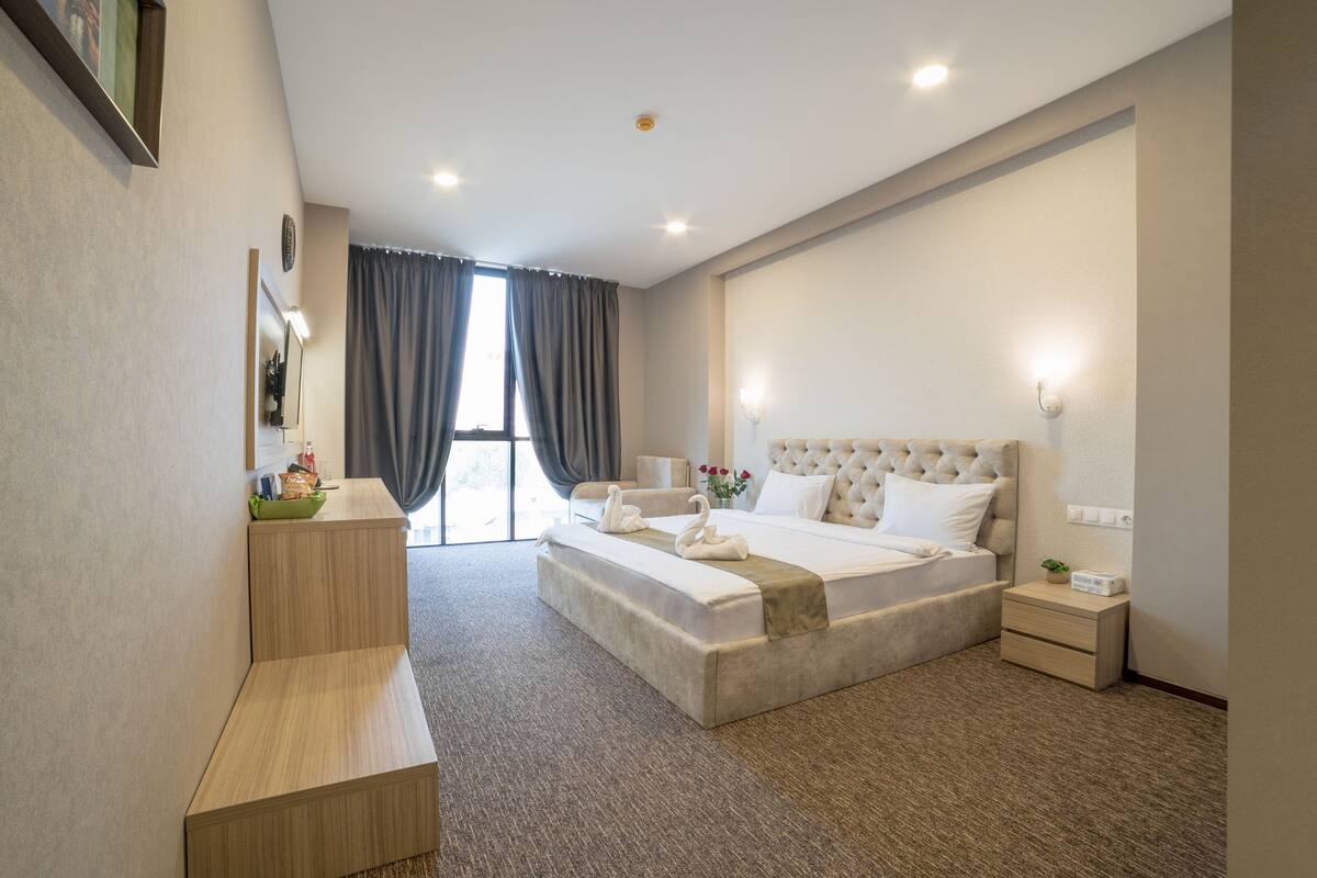 Minibar, in-room safe, desk, iron/ironing board