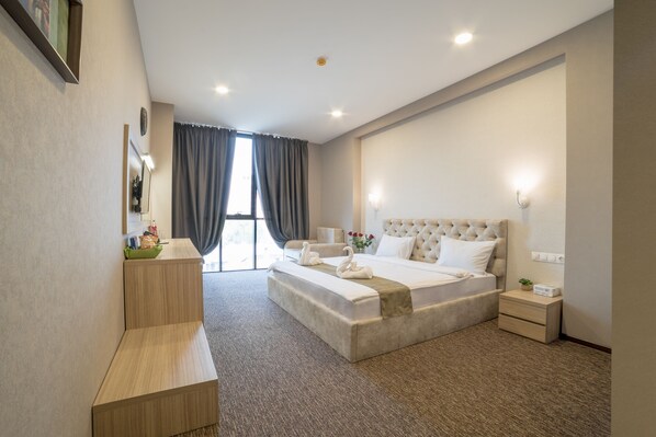 Minibar, in-room safe, desk, iron/ironing board - Betlem Hotel (Tbilisi)