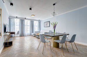 Leilighet, flere senger, ikke-røyk, byutsikt | Oppholdsområde | Smart-TV