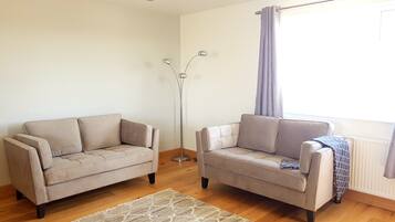 Apartment | Living area | Flat-screen TV