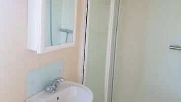 Buồng tắm vòi sen, xà phòng, giấy vệ sinh