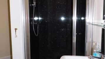Habitación doble, no fumadores | Baño | Ducha, artículos de higiene personal gratuitos y secador de pelo