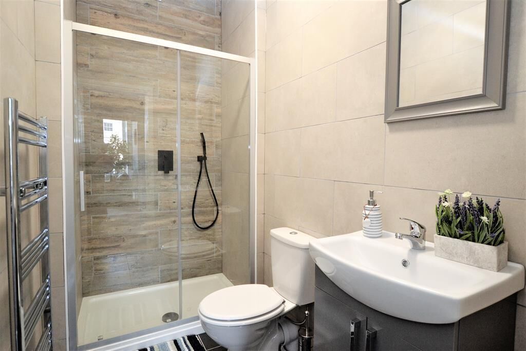 Combined shower/bathtub, hair dryer, towels