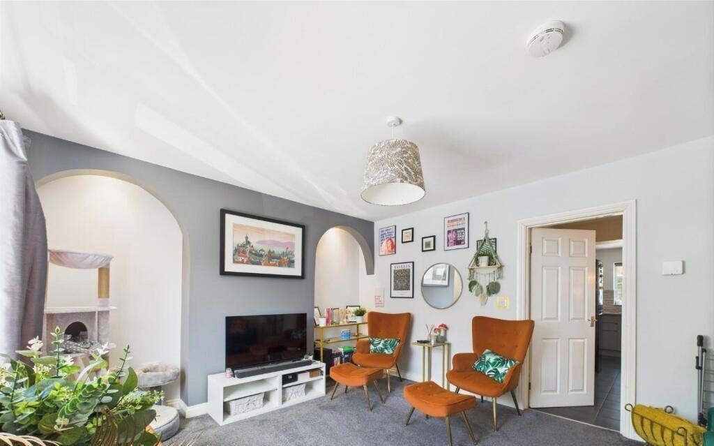 Departamento, 3 habitaciones | Área de sala de estar | Televisión de pantalla plana de 44 pulgadas con canales digitales 