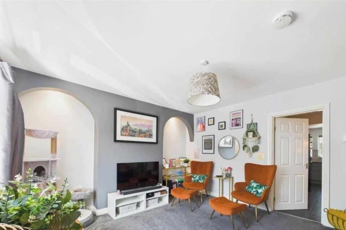 Apartamento, 3 habitaciones | Zona de estar | Televisión de pantalla plana de 44 pulgadas con canales digitales