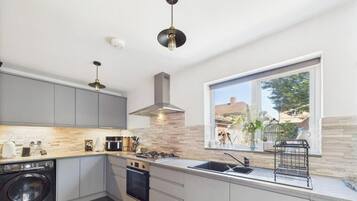 Apartamento, 3 quartos | Cozinha privada | Geladeira, micro-ondas, chaleira elétrica
