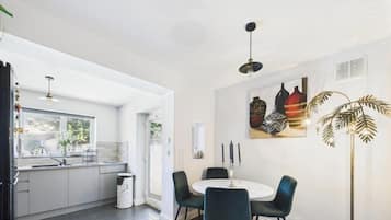 Apartemen, 3 kamar tidur | Dapur pribadi | Lemari es, microwave, ketel listrik, dan peralatan masak/sendok-piring