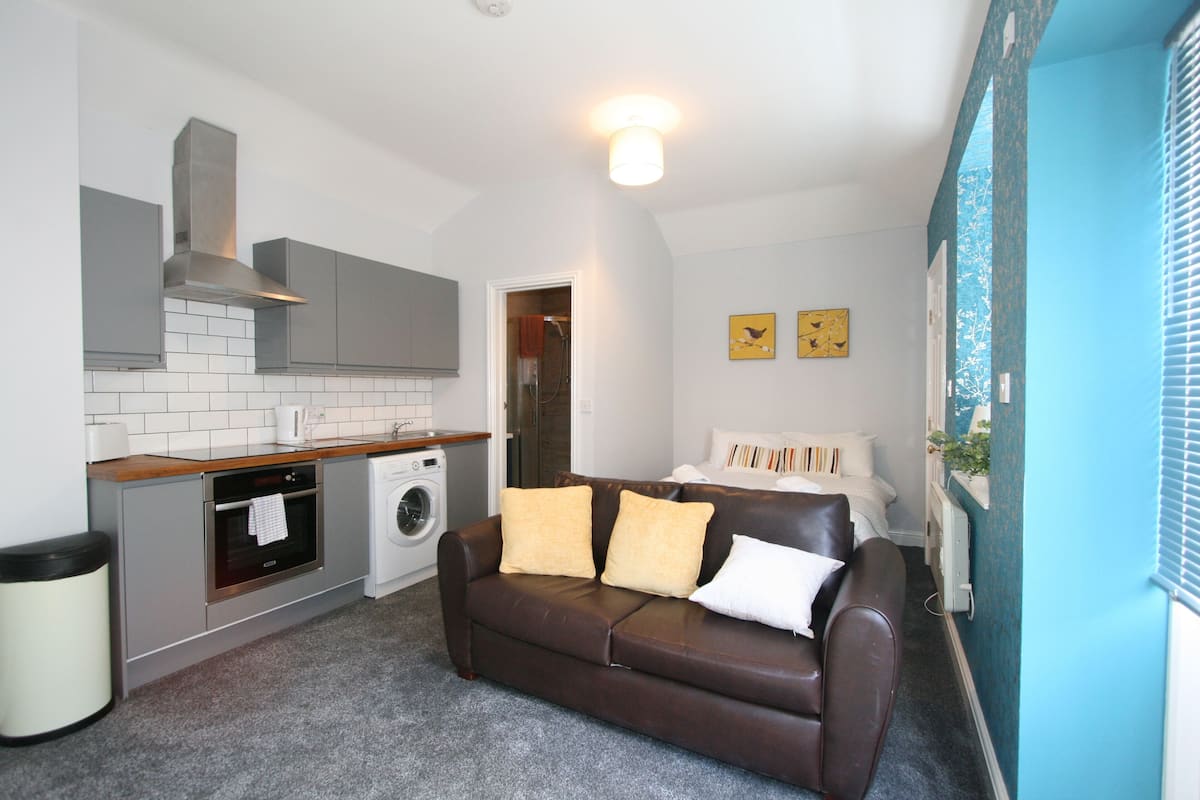 Estudio | Ropa de cama hipoalergénica, tabla de planchar con plancha, wifi gratis