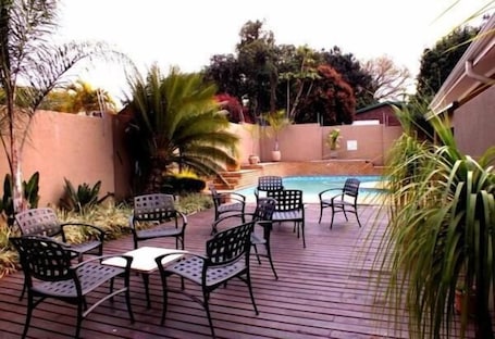 Una piscina al aire libre
