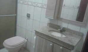 Casa, vários quartos | Banheiro | Chuveiro, chuveiro com efeito de chuva, toalhas de banho 