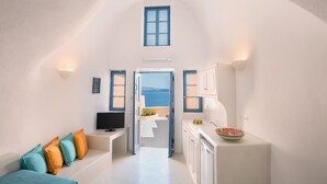 Cave Triple Suite with Caldera View | 高档床上用品、记忆海绵床垫、客房内保险箱、隔音