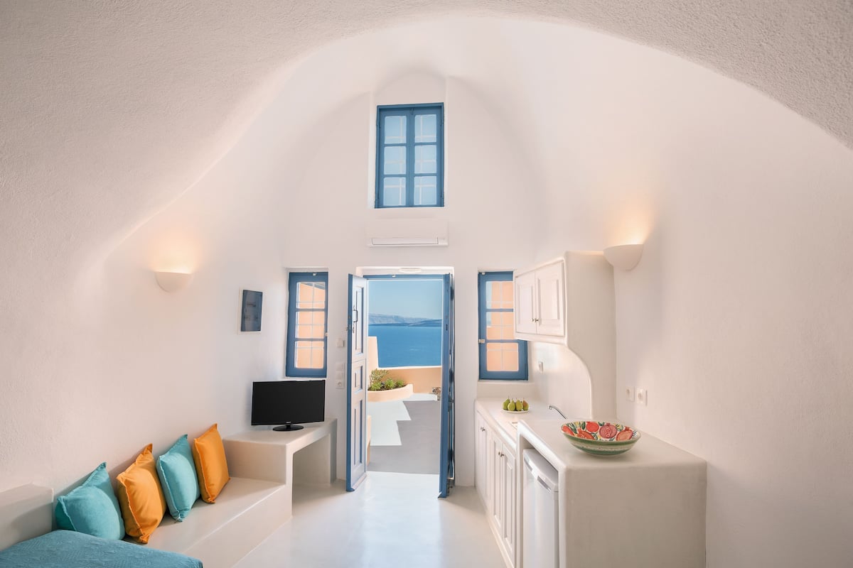 Cave Triple Suite with Caldera View | 1 bedroom, premium bedding, memory foam beds, in-room safe