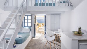 Family suite with loft & Caldera View | 高档床上用品、记忆海绵床垫、客房内保险箱、隔音