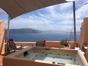 Superior Suite with Exterior hot tub & Caldera View | 高級寢具、記憶棉床墊、房內夾萬、獨特設計