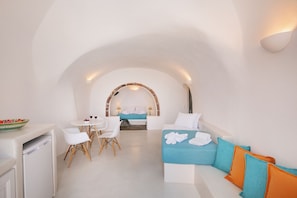 Cave Triple Suite with Caldera View | Premium bedding, memory-foam beds, in-room safe, individually decorated - Horizon Aeifos Suites (Santorini)
