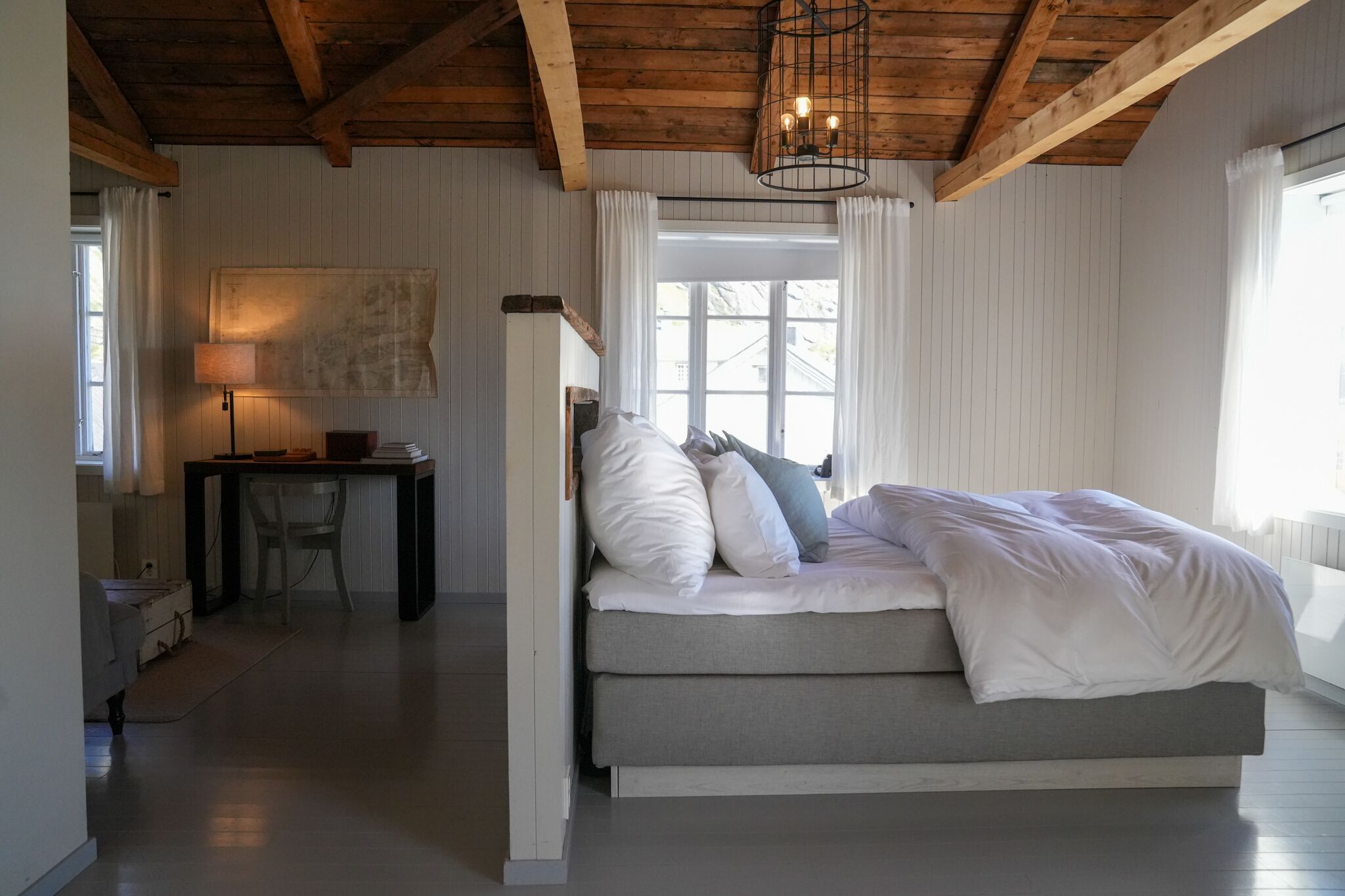 Suite, sjøutsikt | Sengetøy av topp kvalitet, minibar og individuelt dekorert