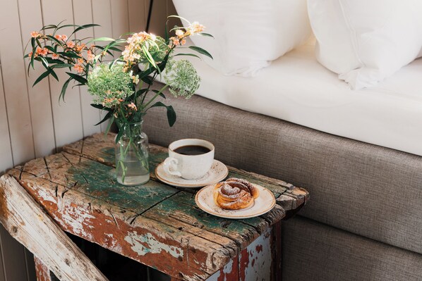 A rustic wooden table with a coffee cup and a plate of food. - Nusfjord Village & Resort (Flakstad)