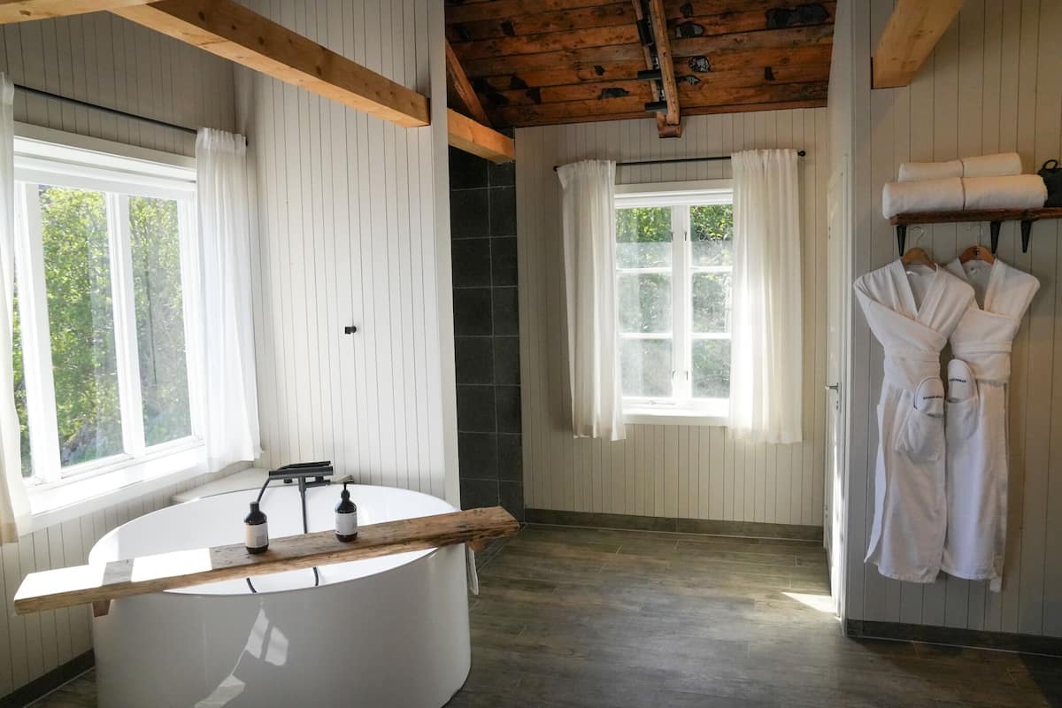 Premium bedding, minibar, individually decorated, individually furnished