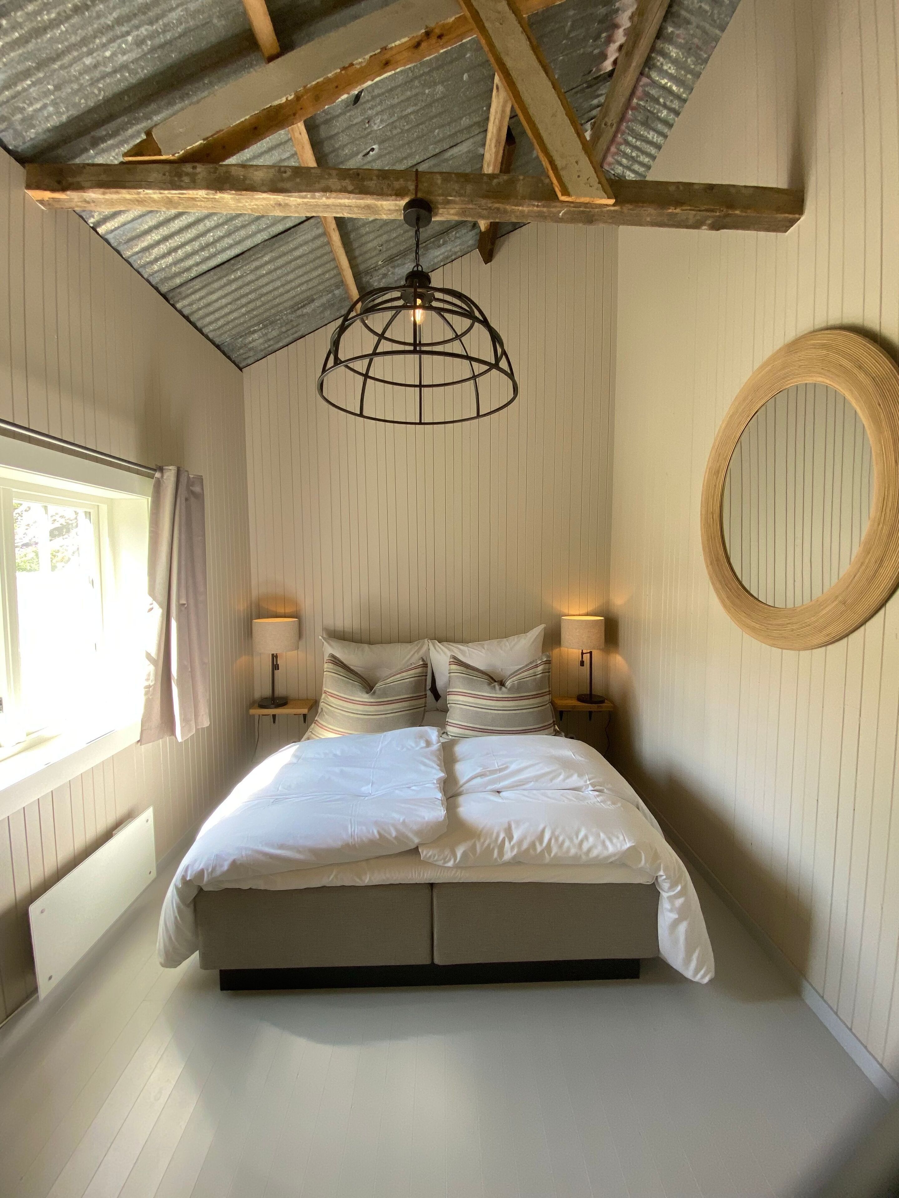 Village Cabin Suite | Seprai premium, selimut bulu angsa, minibar, dan didekorasi berbeda-beda